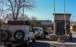 Anderson Tor - Eingangstor am südlichen Ende des Etosha NP
