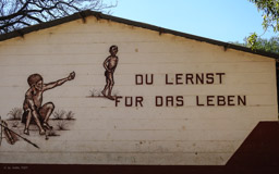 Ombili -Stiftung bei Tsumeb,   auf Ombili leben etwa 500 SAN / Buschleute