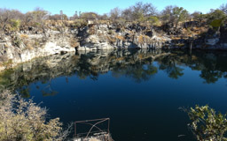 Lake  Otjikoto -  Größe ca. 100 × 150 m, Tiefe 76 m