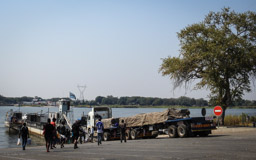 Fähre von Kasangulu  nach Sambia