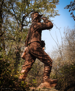 am 16. 11.1855  entdeckt  David Livingstone als erster Europäer die Victoriafälle