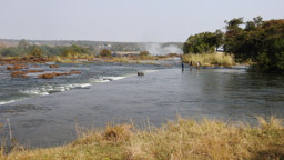 Victoriafälle - Breite 1708 m, Tiefe  110 m