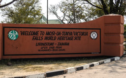 die einheimischen Kololo nennen den Wasserfall  Mosi-oa-Tunya ( donnernder Rauch)