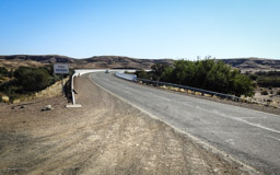 Brücke über den Fish River - mit 650 km längster Fluss in Namibia