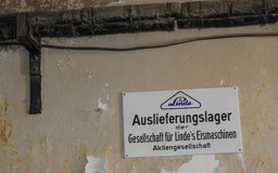 es gab eine Eisfabrik zur Herstellung von Blockeis für die Eisschränke