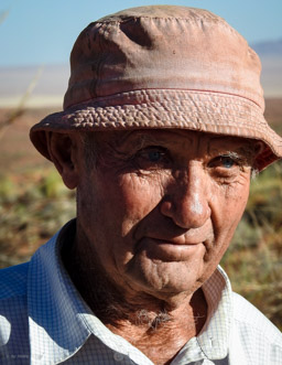 DANI OBERHOLZER - betreibt mit Sohn PETRIE die Farm TIROOL (48 000 ha)