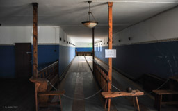 ... eine Schule und sogar ein Salzwasser-Schwimmbad